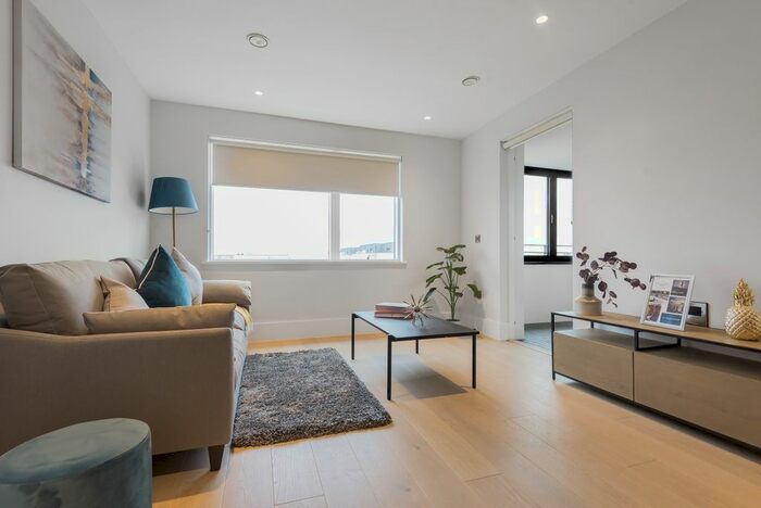 1 Bedroom Flat To Rent In North Drive, Hounslow, TW3