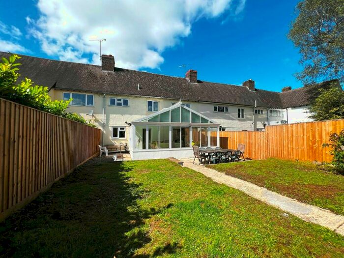 4 Bedroom Semi-Detached House To Rent In Student Property - Lawrence Road, Cirencester, GL7