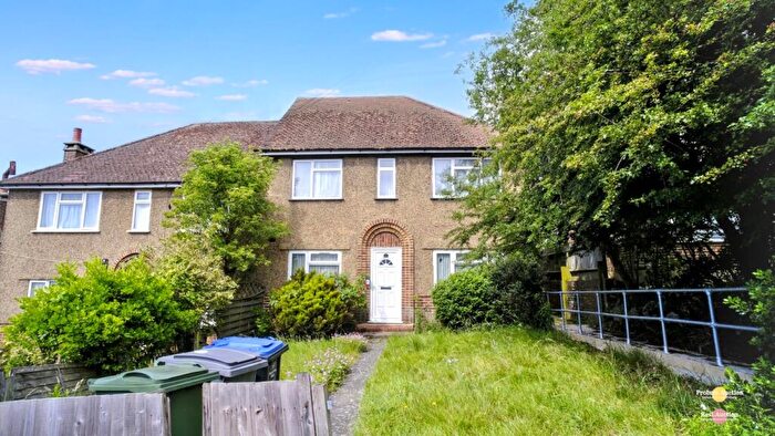 2 Bedroom Maisonette For Sale In Uphill Drive, Kingsbury, London, NW9