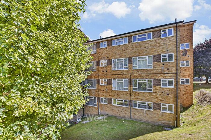 3 Bedroom Flat For Sale In Croydon Road, Caterham, Surrey, CR3