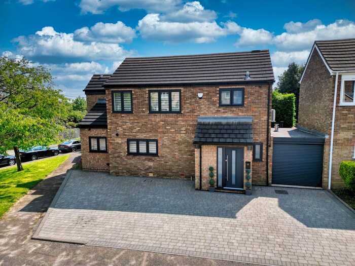 5 Bedroom Detached House For Sale In Mansel Close, Cosgrove, MK19