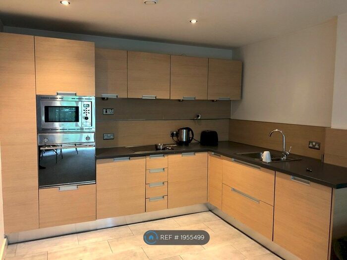 2 Bedroom Flat To Rent In Barton Place, Manchester, M4