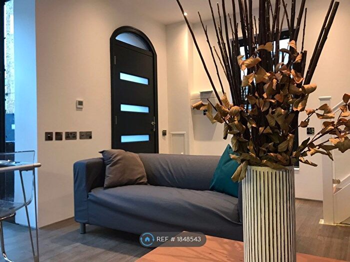 2 Bedroom Detached House To Rent In Harringay Road, London, N15