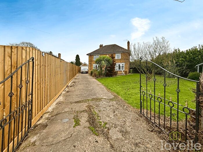 3 Bedroom Detached House For Sale In Gainsborough Road, Hemswell Cliff, DN21