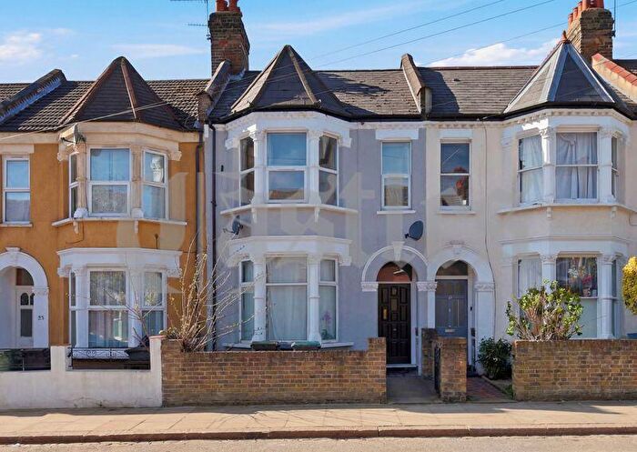 2 Bedroom Flat For Sale In Fairbourne Road, London, N17