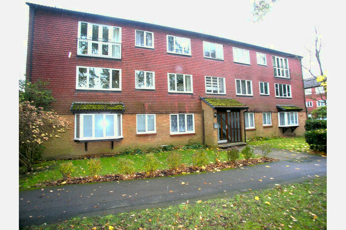2 Bedroom Flat To Rent In Hallington Close, Woking, GU21