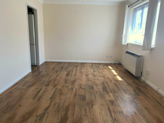 2 Bedroom Flat To Rent In Wood Street, Barnet, Hertfordshire, EN5