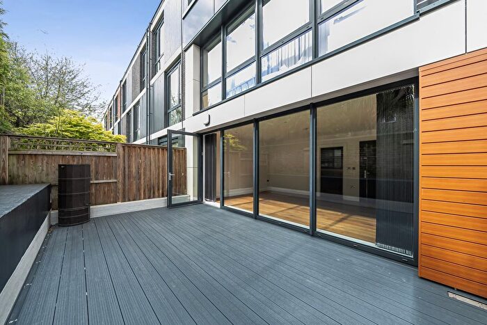 3 Bedroom Flat For Sale In Hawthorne Crescent, Greenwich, SE10