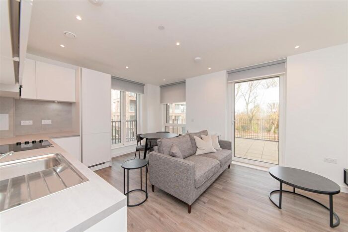 2 Bedroom Flat To Rent In Ridgeway View, London, NW7
