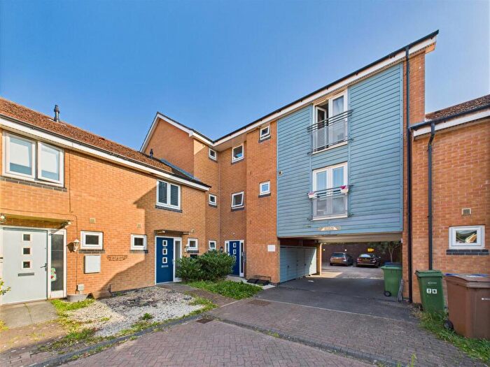 2 Bedroom Apartment For Sale In Pickering Grange, Brough, HU15