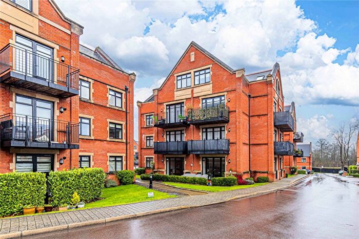3 Bedroom Flat For Sale In Marlborough Drive, Bushey, Hertfordshire, WD23