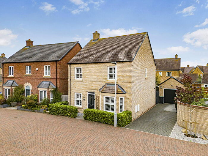 4 Bedroom Detached House For Sale In Jemmett Grove, Biggleswade, SG18