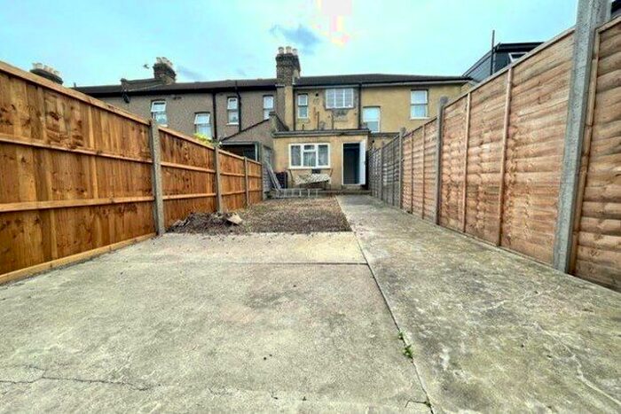 1 Bedroom Flat To Rent In Mayfair Avenue, Ilford, IG1