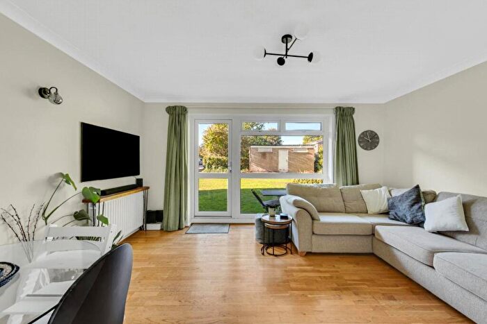 2 Bedroom Apartment For Sale In Oakdene Court, Walton-On-Thames, Surrey, KT12