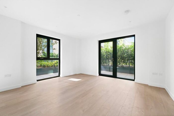 2 Bedroom Flat To Rent In Hawker House, Anax Street, N4