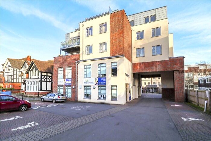 2 Bedroom Flat To Rent In Woking, Surrey, GU22