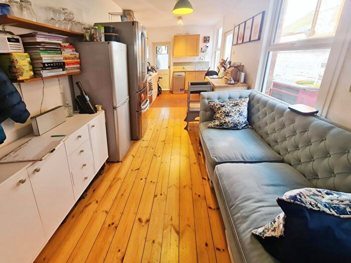 3 Bedroom Terraced House For Sale In Windsor Street, Milton Keynes, MK12