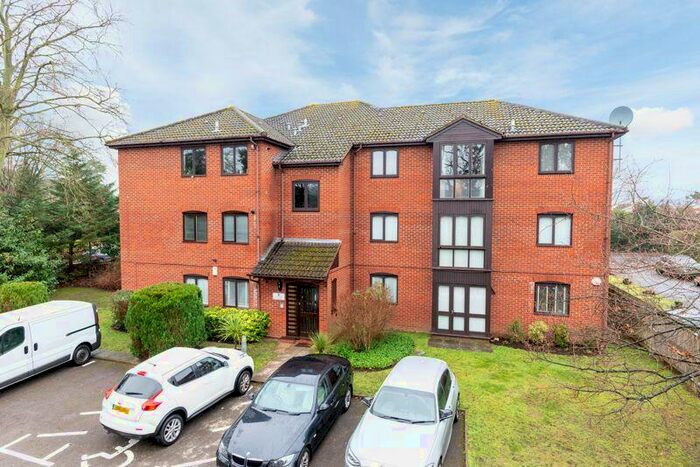 1 Bedroom Flat To Rent In Castle Road, Weybridge, KT13