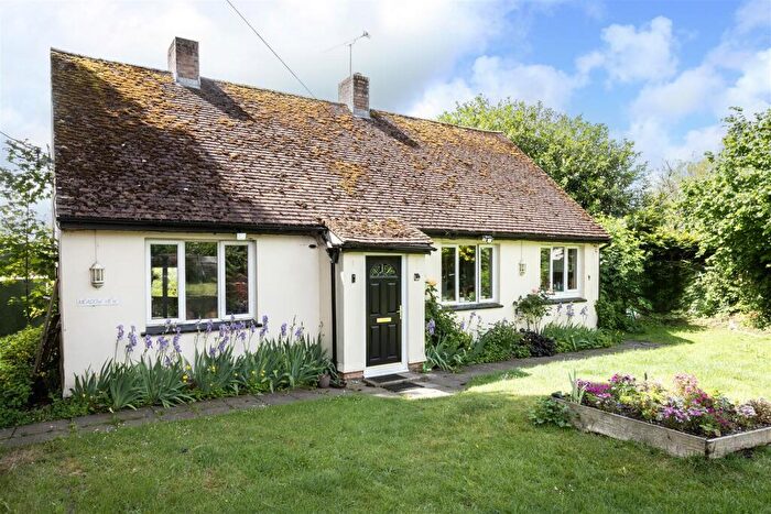 2 Bedroom Detached Bungalow For Sale In Meadow View, Fyfield, SP11