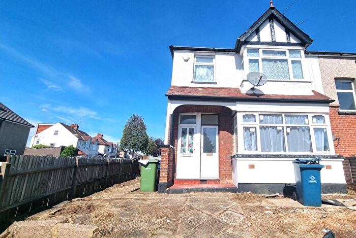 2 Bedroom Ground Maisonette To Rent In Headstone Gardens, Harrow, HA2