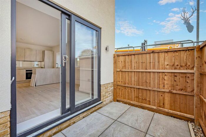 1 Bedroom Flat For Sale In Crossways, Manor Road, Chigwell, IG7