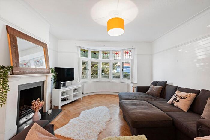 5 Bedroom Semi-Detached House For Sale In Holmside Road, London, SW12