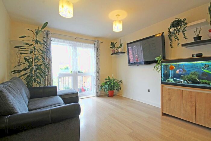 1 Bedroom Flat To Rent In Hanworth Road, Hounslow, TW3