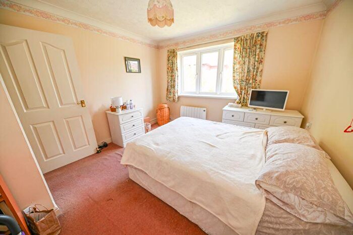 2 Bedroom Retirement Property For Sale In Havant Road, Horndean, PO8