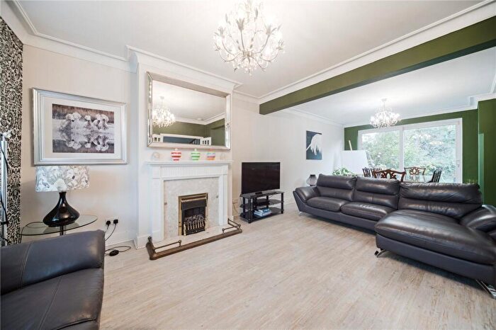 4 Bedroom Semi-Detached House For Sale In Waterfall Road, London, N11