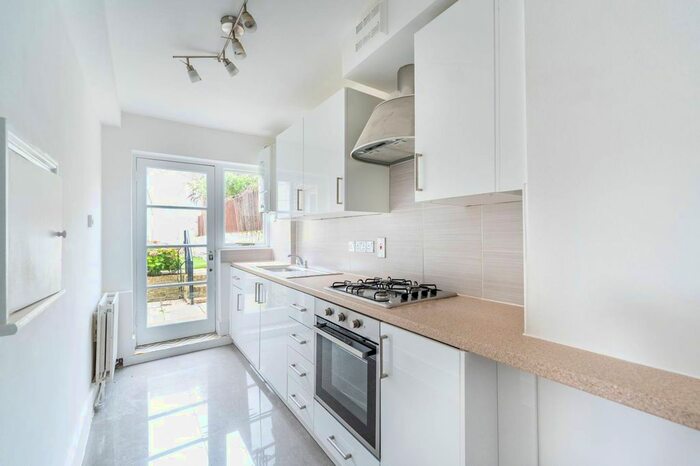 3 Bedroom Flat To Rent In Colville Road, Westbourne Grove, London, W11