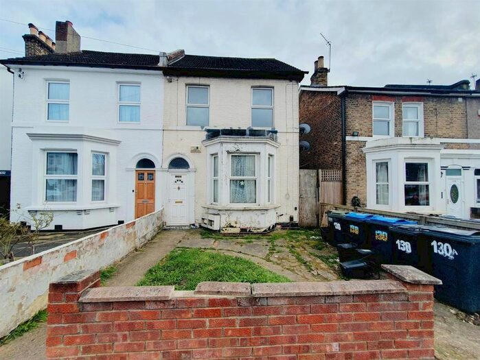 3 Bedroom Flat To Rent In Holmesdale Road, London, SE25
