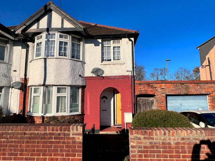 1 Bedroom Flat To Rent In Deansbrook Road, Burnt Oak, Edgware, HA8