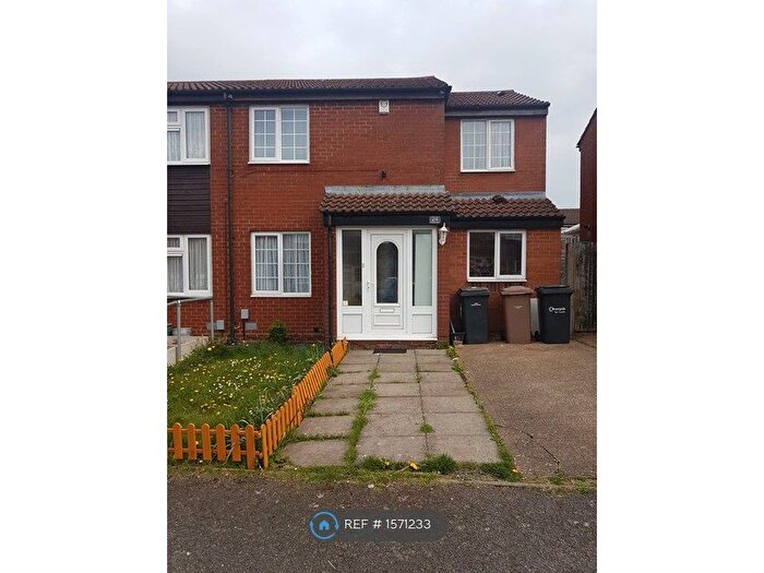 4 Bedroom Semi-Detached House To Rent In Swallow Close, Luton, LU4