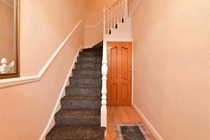 1 Bedroom Flat For Sale In Grange Road, Ilford, Essex, IG1