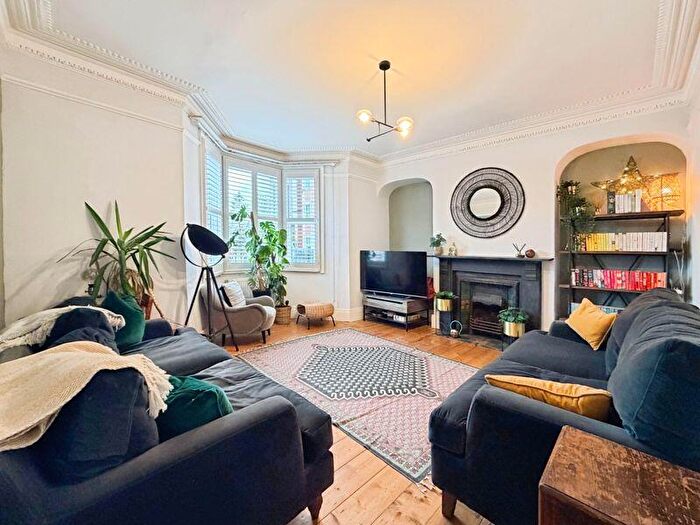 2 Bedroom Flat For Sale In Deuchar Street, Jesmond, Newcastle Upon Tyne, NE2