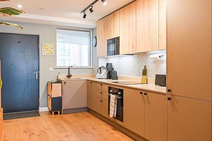 2 Bedroom Flat For Sale In Yeo Street, Bow, London, E3