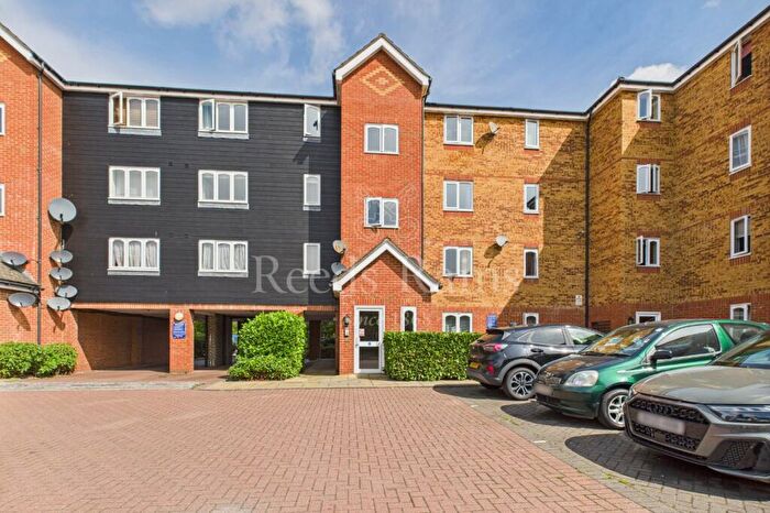 2 Bedroom Apartment For Sale In Dunlop Close, Dartford, Kent, DA1