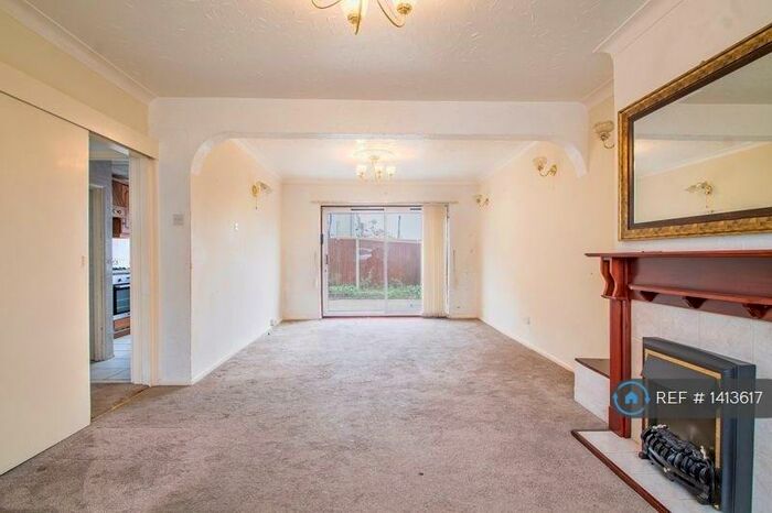 3 Bedroom Semi-Detached House To Rent In Clarendon Gardens, Dartford, DA2