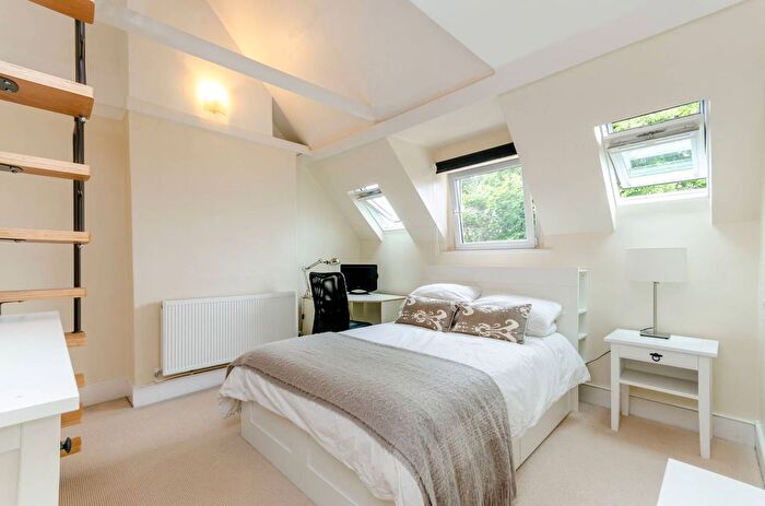 3 Bedroom Flat To Rent In Cromford Road, Putney, London, SW18