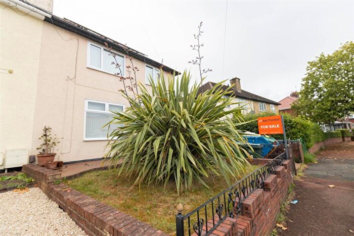 3 Bedroom Semi-Detached House For Sale In Beechwood Gardens, Gateshead, NE11