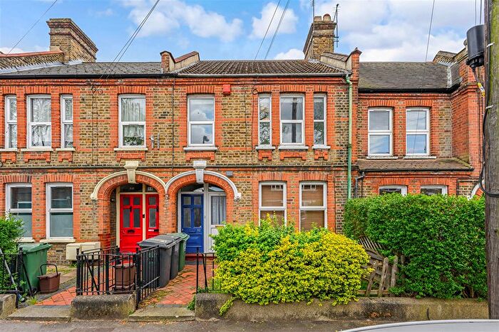 2 Bedroom Maisonette For Sale In Courtenay Road, London, E17