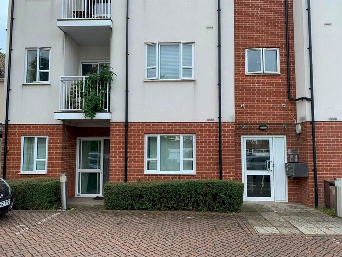 2 Bedroom Flat To Rent In Flat, Hillcrest Road, London, W5