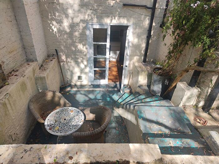 3 Bedroom Flat To Rent In Southampton Way, London, SE5