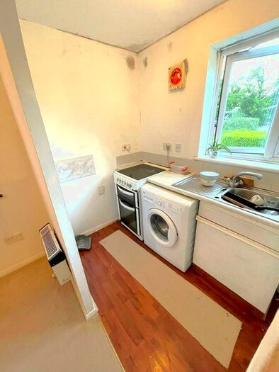 Studio To Rent In Oakhill Road, Purfleet, RM19