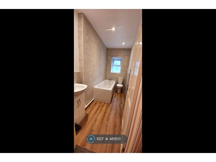 2 Bedroom End Of Terrace House To Rent In High Street West, Glossop, SK13
