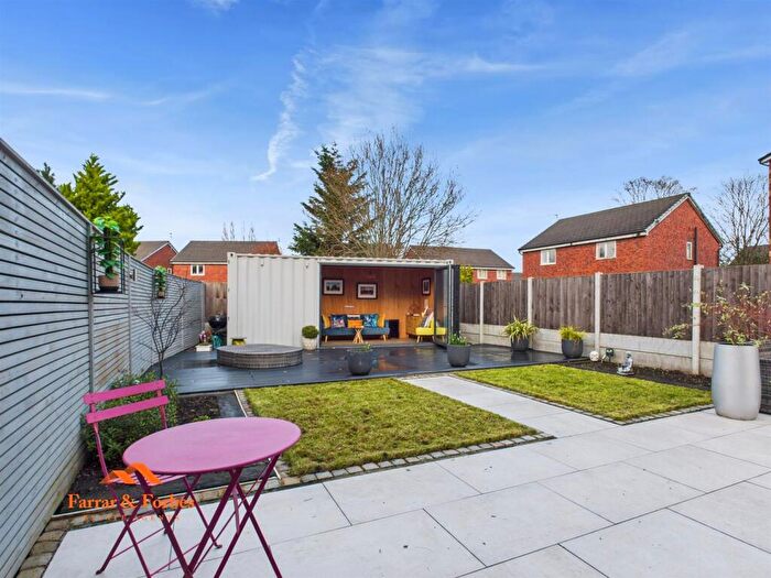 3 Bedroom Semi-Detached House For Sale In Chiffon Way, Salford, M3