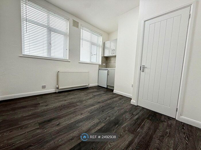 Studio To Rent In Fairway, Petts Wood, Orpington, BR5