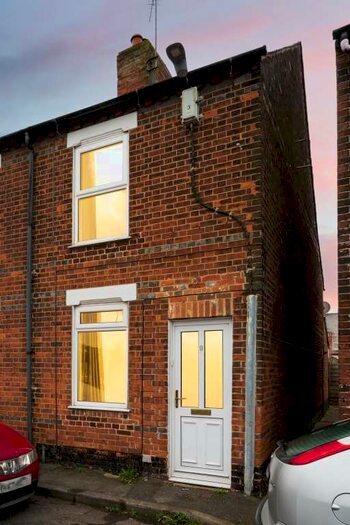 2 Bedroom House For Sale In Railway Road Newbury, RG14