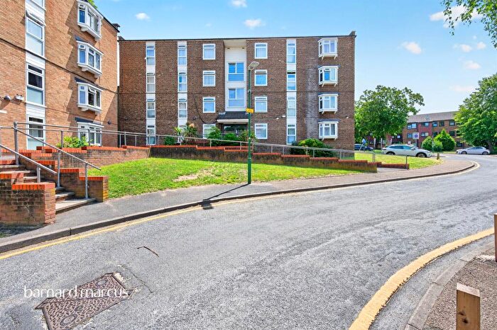 2 Bedroom Flat For Sale In Ambleside Gardens, Sutton, SM2