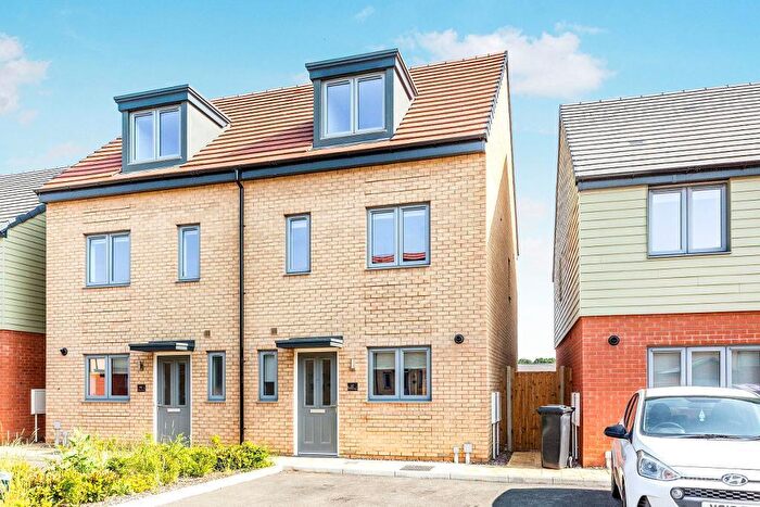 3 Bedroom Semi Detached House To Rent In Carnelian Avenue, Wellingborough, Northamptonshire, NN8